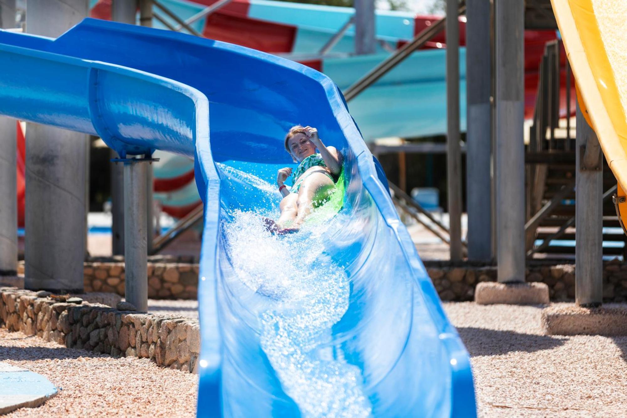 Xperience Kiroseiz Aquapark Premier-Naama Bay Hotel Шарм ел-Шейх Екстериор снимка A child on a water slide